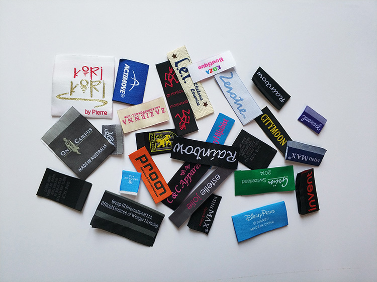 洗水嘜的常用材料有哪些？專業(yè)服裝輔料印刷廠家介紹